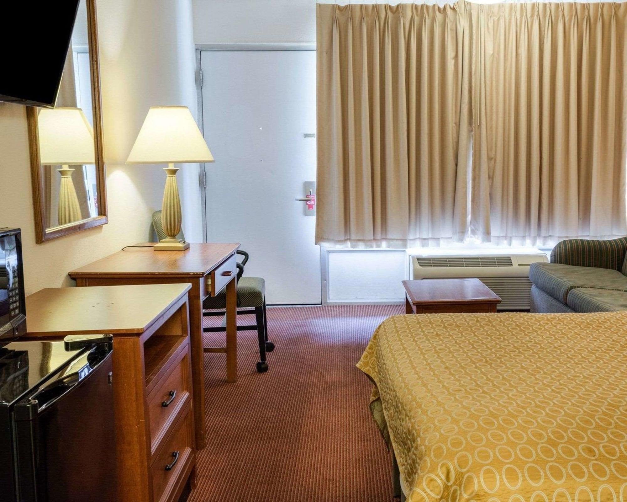 อีโคโน ลอดจ์ โคโลเนียล ไฮต์ I-95 Hotel โคโลเนียลไฮท์ส ภายนอก รูปภาพ